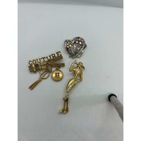 Vintage gold tone and novelty brooches - Picture 3 of 6